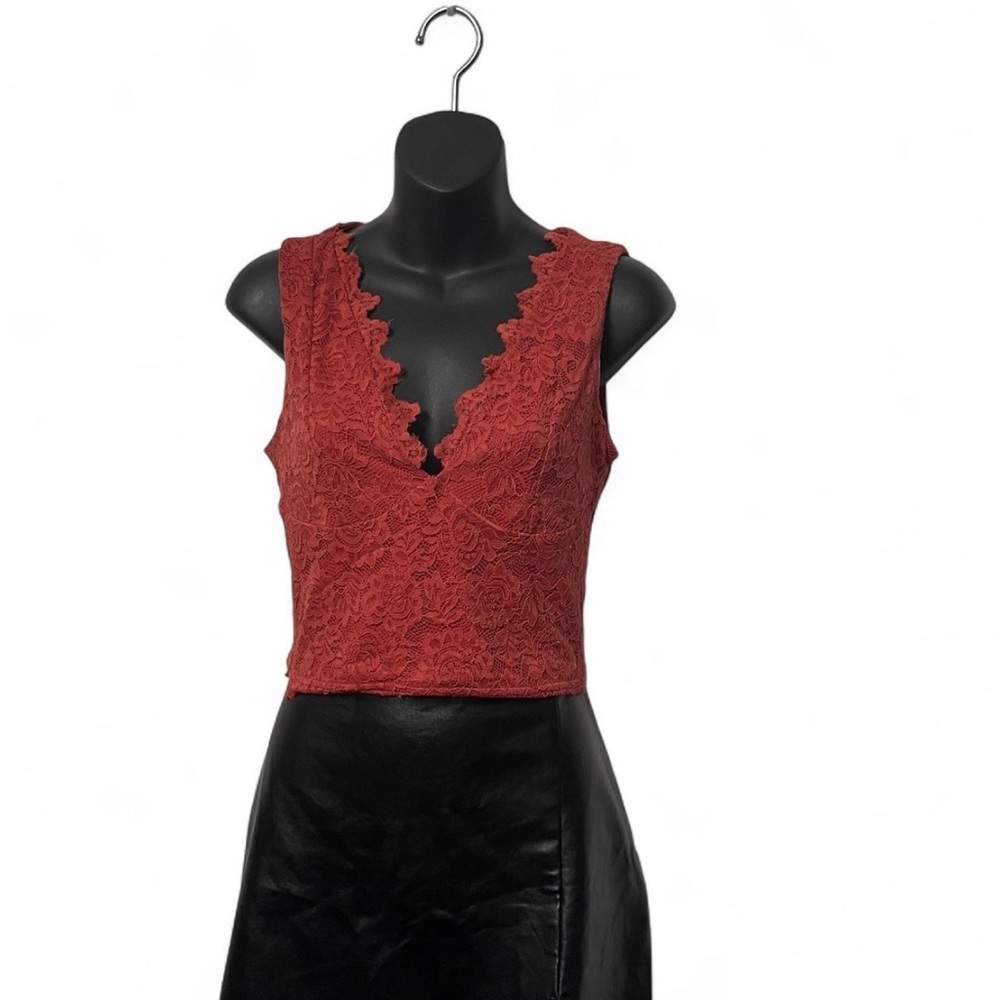 ReoRia Red Lace V-Neck Crop Top